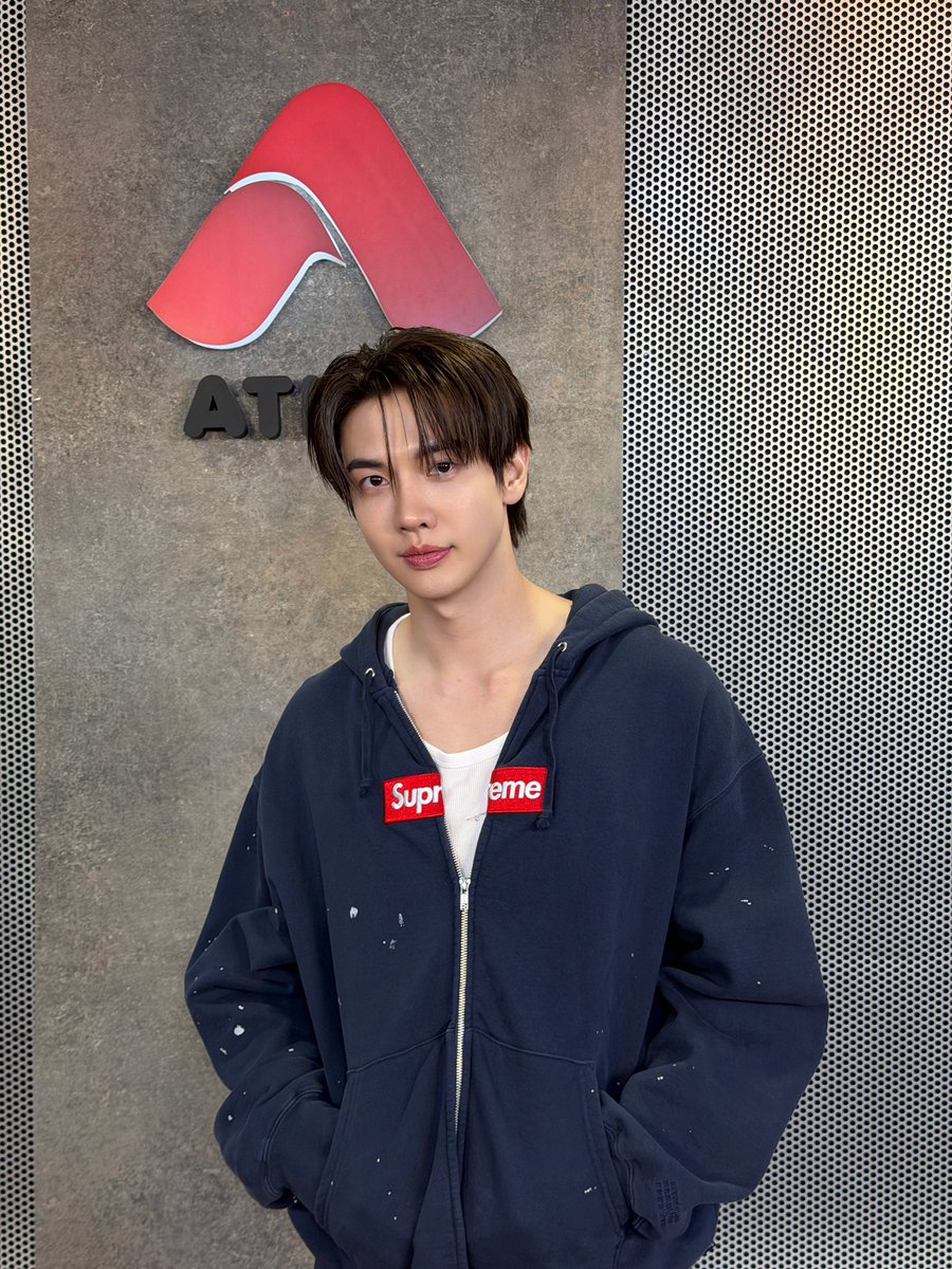 MchoiceTH's tweet photo. วันนี้มาเจอกับ ‘แม็กกี้บาส’ ได้ใน ‘EFM FANDOM LIVE x MaxkyBas’ นะค้าบบ 👀🎀🪄

📟รับชม Live ได้ทาง
YouTube: ATIME
🔗 https://t.co/V3QcUhhFjo

#MaxkyBasxFANDOMFANFIC
#maxky_rp #MaxkyBas
#MchoiceArtist https://t.co/qtyKKIraFo