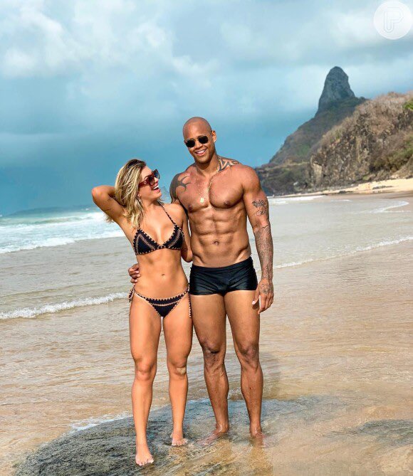 soumatheuzin's tweet photo. E quando o Léo Santana quis terminar com a Lore Improta porque ela editou uma foto pra tirar o volume da sunga dele https://t.co/hmmMxmpFUE