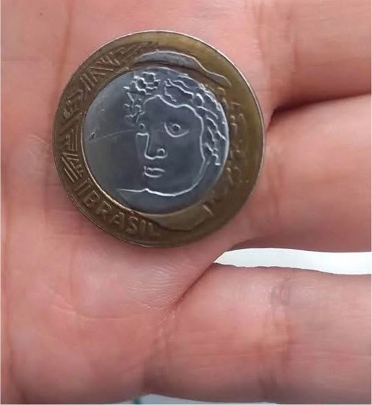 eIiasneto's tweet photo. Vim ao mercado pegar meu cafezinho, e a moça do caixa me deu o troco em moeda. Até aí, tudo bem, mas ao olha a moeda de 1 real: https://t.co/llXPjTKhSq