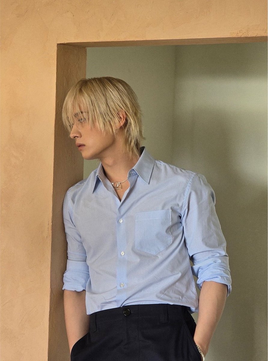 xheartchannie's tweet photo. mhm yes office au anyone? https://t.co/xAkGZaCIBu