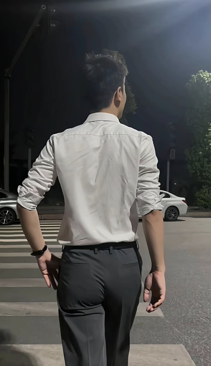 GGbtae's tweet photo. 不得不说，我穿工作服的样子还是可以的 https://t.co/lKKjMWaB2l