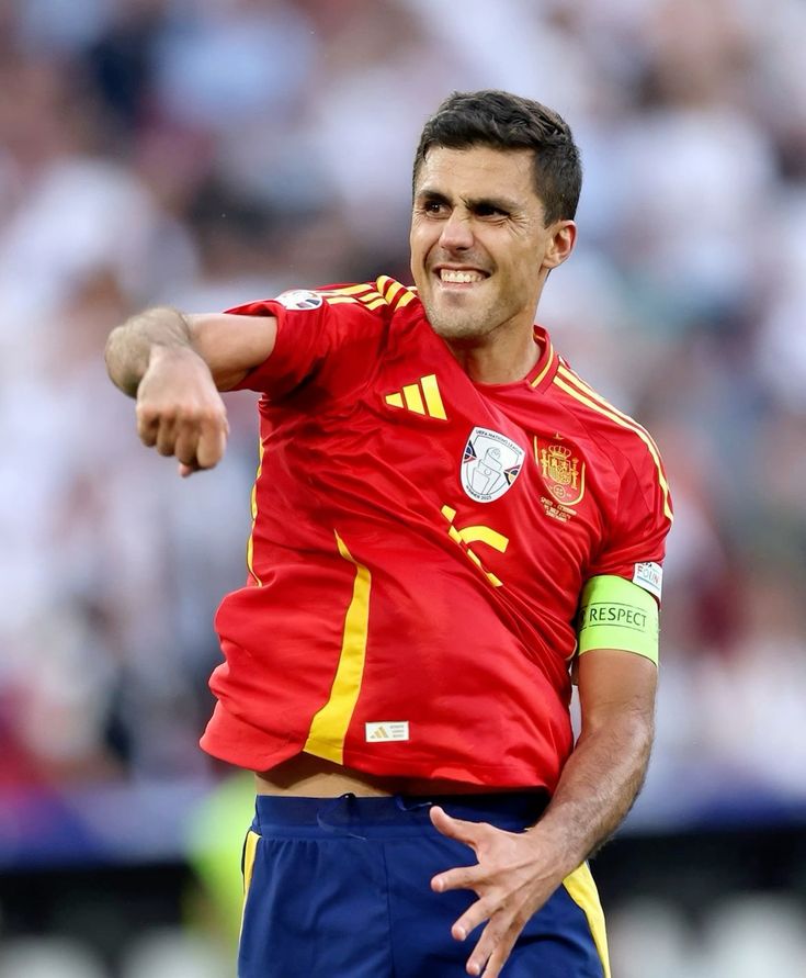theMadridZone's tweet photo. 🚨💣 Rodri has now INFORMED Real Madrid that he has DECIDED TO JOIN BARCELONA!

He has also informed Man City of his decision, and they will respect it.

They would accept an offer of €60M-€70M to let him join Barca. @FabriceHawkins https://t.co/fZprm8GBtc