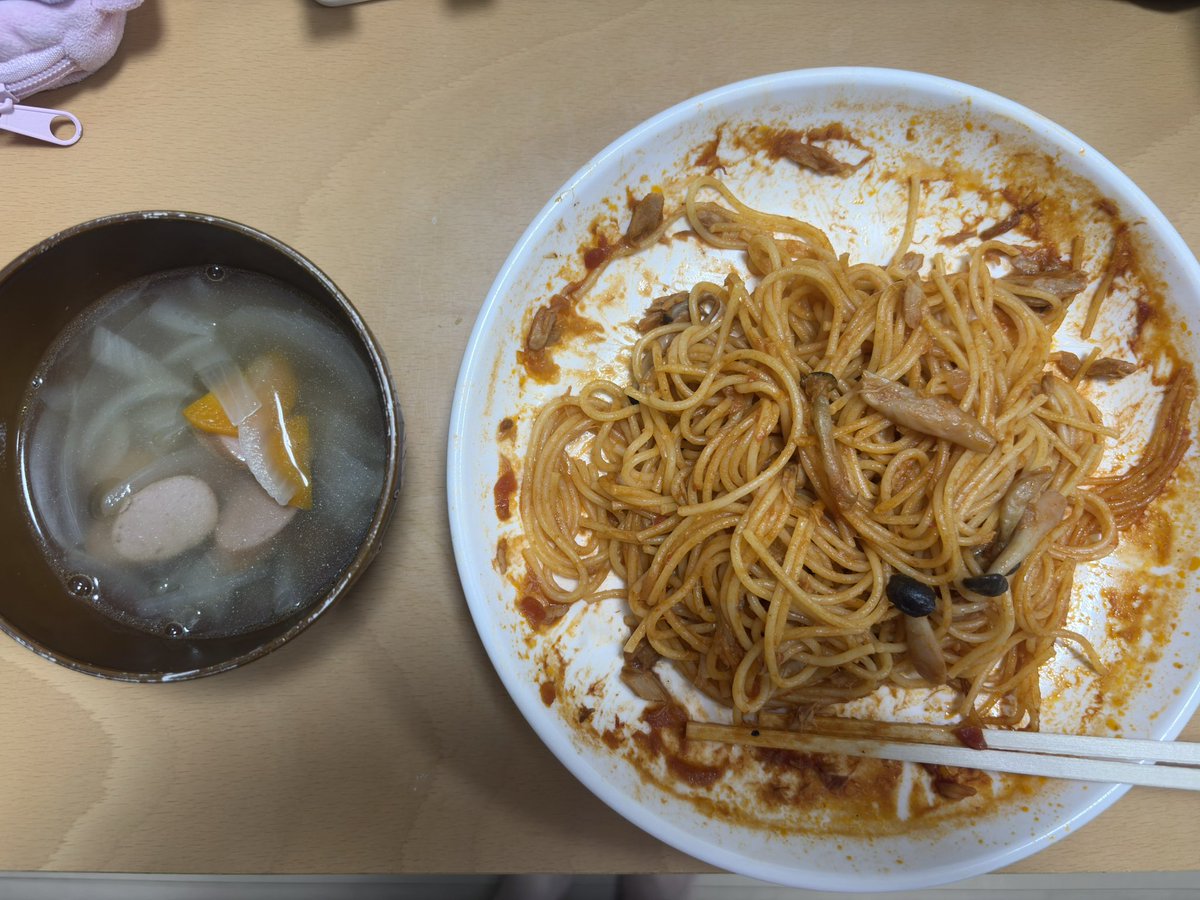 Satoka_808's tweet photo. 8月3日の夕食
きのことツナのトマトパスタとコンソメスープ🍝
皿汚ぇ笑 https://t.co/9ZsaTJRMo1