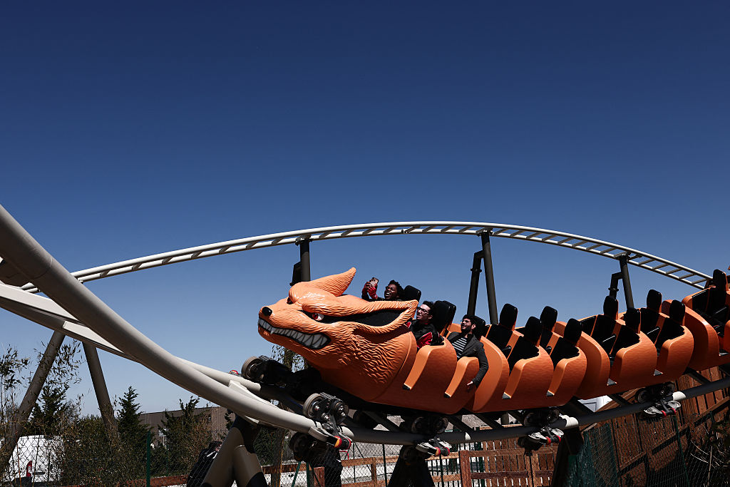 rodryanshow's tweet photo. https://t.co/VezIbQvgbF Six Flags Rider Catches Flying Shoe on Roller Coaster in Viral Video. https://t.co/UIWN3KNH7z