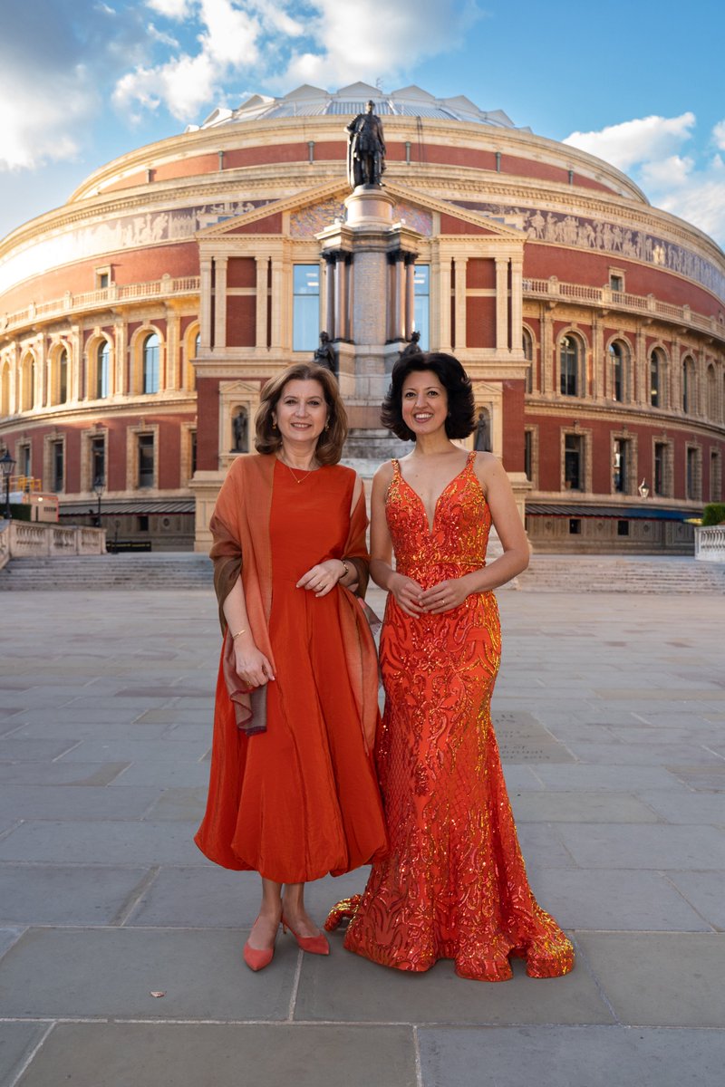 laurapopescumfa's tweet photo. Standing ovations for Alexandra Dariescu for her outstanding performance at Royal Albert Hall, as she became the first Romanian woman pianist to perform at @bbcproms. 
Incredibly proud of you, dear Alexandra! https://t.co/lebWlboumf