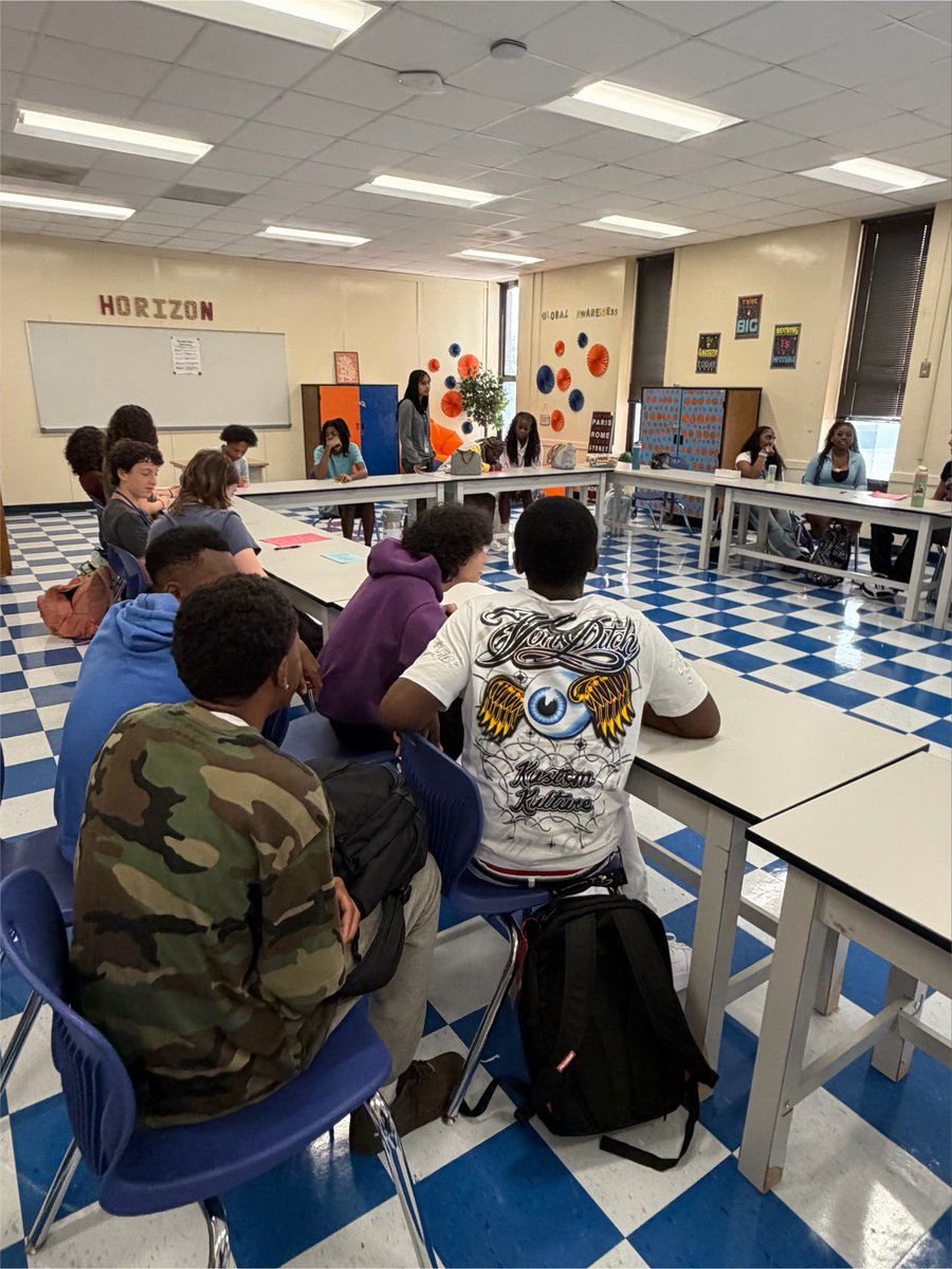HorizonRNE's tweet photo. Happening Now @RNECavaliers Advisory Time: Horizon Magnet Freshmen engage in discussion about “Tips for 1st 9 Weeks Success in High School.”#SecondDayAdvisoryActivity
@tpierce82 @DrMarlonThomas @mmyers51309 @Cavplex  @PCA_RNE @northeaststugov @RNE_Counseling @R2Magnets @RNEAthletics @RichlandTwo @Sabrina_suber
