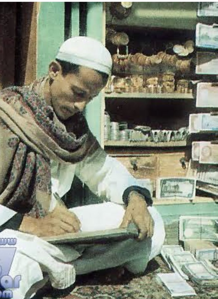 Mnbe999's tweet photo. @BankAlbilad @alzaeem1427 بنك يحتاج تحديث مازال يعمل في القلم والورقه ودفاتر تسجيل النقود قديما لا يعرف كيف يتعامل مع الاجهزة الحديثة https://t.co/eNrKzdKaF1