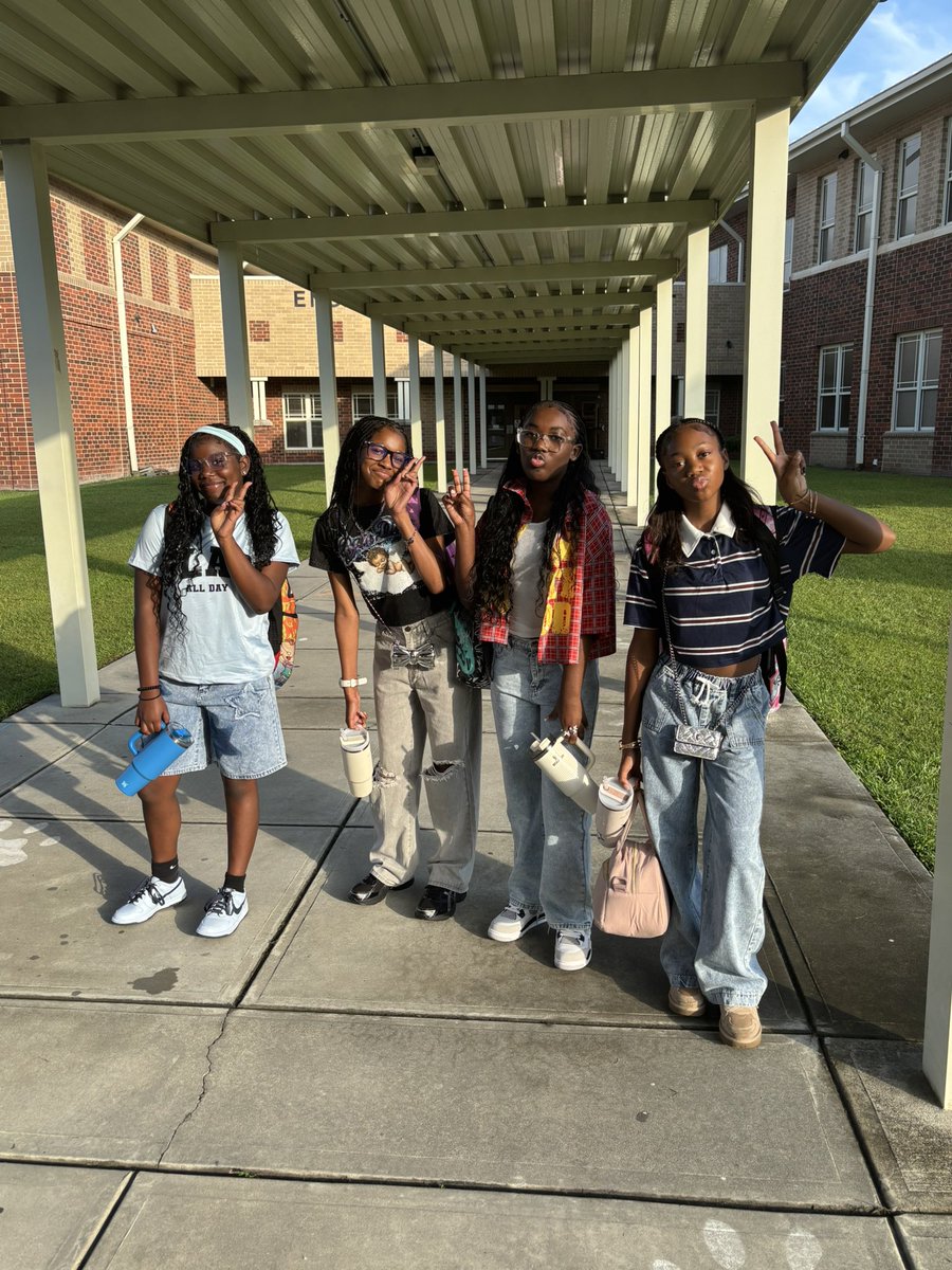 RichlandTwo's tweet photo. Faculty and students are set and ready to go on Day 2 ✌🏽 @LongleafMiddle !! Buses rolling in 🚌, smiles on faces 😊 and setting classroom expectations 📚. We love to see it! 🧡🖤

#Back2Two
#LeadingTheFutureOfLearning https://t.co/C7ZMyiJ3ll