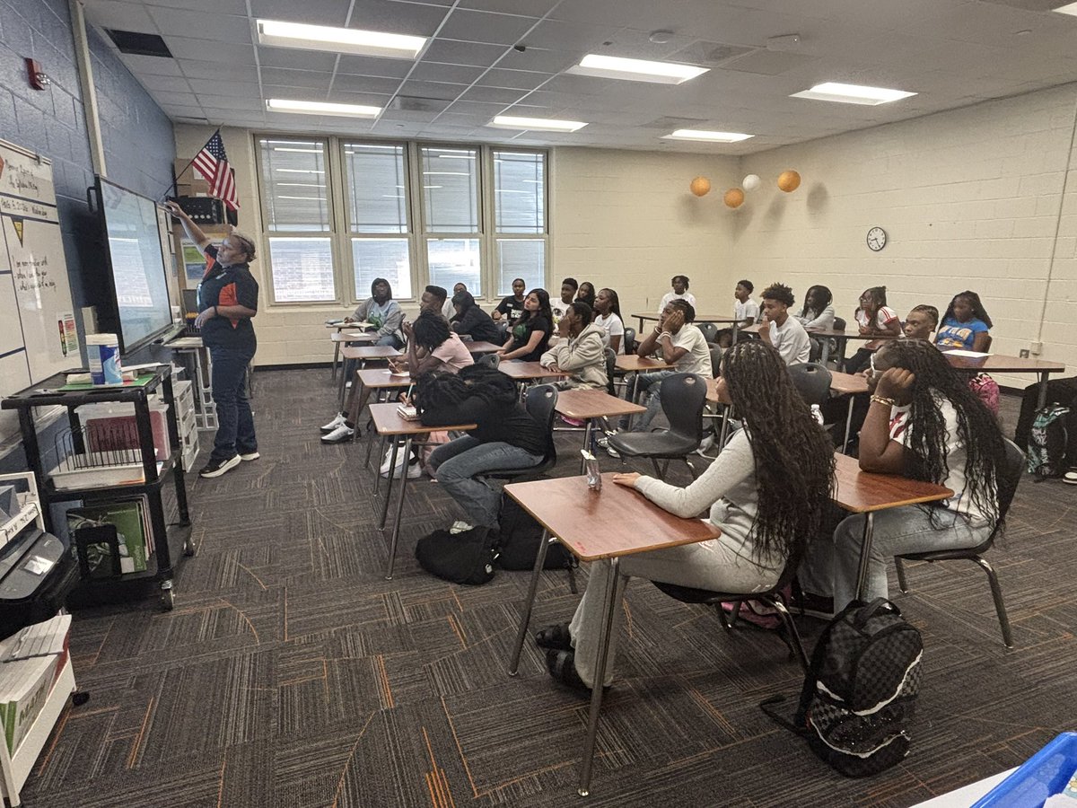 RichlandTwo's tweet photo. Faculty and students are set and ready to go on Day 2 ✌🏽 @LongleafMiddle !! Buses rolling in 🚌, smiles on faces 😊 and setting classroom expectations 📚. We love to see it! 🧡🖤

#Back2Two
#LeadingTheFutureOfLearning https://t.co/C7ZMyiJ3ll