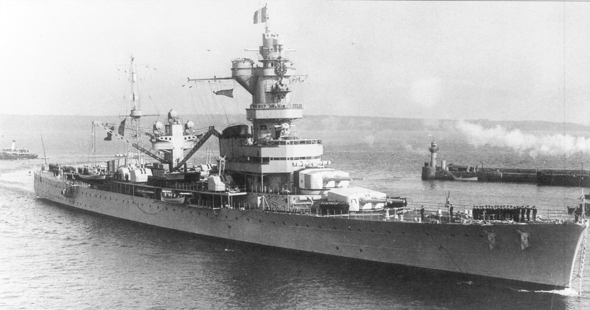 crazyquail_BT's tweet photo. そして、E-4突破報酬にして今回の新艦娘その７、仏重巡アルジェリーをお迎え㊗️🎊
艦娘と呼ぶには少々薹が立ってそうな（ひでぇ）ビジュアルに井上喜久子女史のドスの利いた声がよく合うｗ
E-5でかなりの特効が付くようなので取り急ぎ演習で育成しよう。
#艦これ https://t.co/YKD6V9mkgF