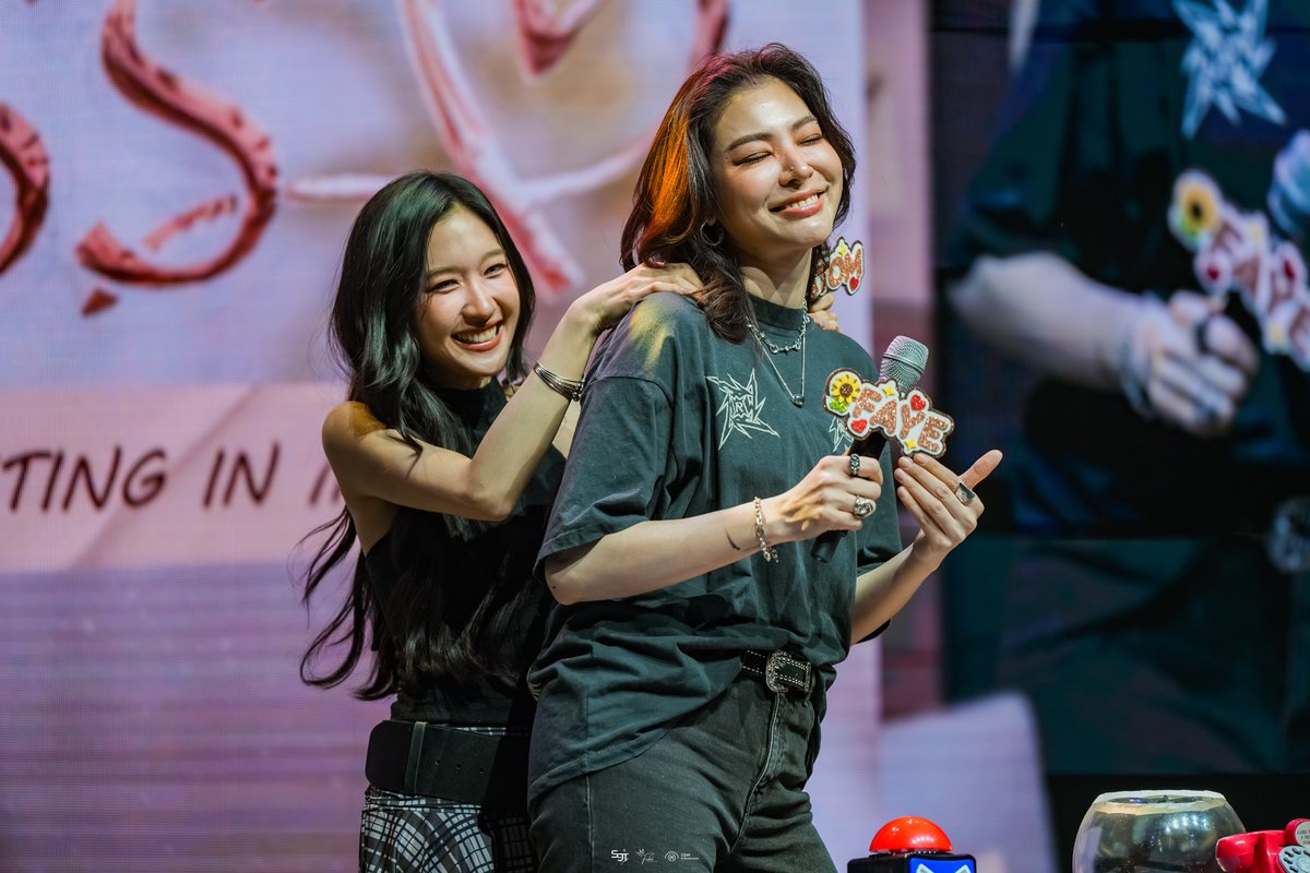 WEED_ENT's tweet photo. ฮ็อบไม่ไหว! "ฝ้าย-อะตอม" แจกความฟินไม่กั๊กมัดใจอินเตอร์แฟน ในงาน FAYEATOM 1ST FAN MEETING 'CALL ME BOSS' IN MANILA

#FayeAtom1stFMinManila
#FayeAtom #FayePeraya #AtomPariya
#S9TConcert #CDM #FabelEntertainment

ตอกย้ำกระแสความนิยมที่พุ่งทะยานอย่างไม่หยุดยั้งทั้งในไทยและต่างประเทศ สำหรับสองสาวคู่จิ้นสุดฮอตชาวไทย "ฝ้าย-พีรญา มะลิซ้อน" และ "อะตอม-ปริยะ ปิยะพันธ์โอภาส" จากซีรีส์ "BROKEN (Of) LOVE หัวใจช้ำรัก" ล่าสุดผู้จัดคอนเสิร์ตและแฟนมีตติ้งชั้นนำของเมืองไทย S9T Concert ร่วมกับค่าย Fabel Entertainment แท็กทีมจัดงาน "FAYEATOM 1ST FAN MEETING ‘CALL ME BOSS’ IN MANILA" ณ SAMSUNG HALL ประเทศฟิลิปปินส์ โดยมีแฟน ๆ ชาวฟิลิปปินส์ยกทัพมาให้กำลังใจกันอย่างล้นหลามจนแน่นฮอลล์

 บรรยากาศภายในงานเต็มไปด้วยพลังความสนุกและเสียงเชียร์จากแฟน ๆ และทันทีที่สองสาวปรากฏตัวบนเวทีในฮอลล์ก็สะเทือนไปด้วยเสียงกรี๊ดดังกระหึ่มต้อนรับ โดย "ฝ้าย-อะตอม" เริ่มต้นความฟินด้วยเพลงความหมายซึ้ง ๆ อย่าง "ตลอดไปเป็นเรื่องจริง (By Your Side)" ต่อด้วยช่วงเวลาสุดพิเศษที่ให้สองสาวพูดคุยกับแฟน ๆ อย่างเป็นกันเอง จากนั้นสนุกกันต่อด้วยกิจกรรมท้าประลองความรู้ใจใน TALK ACTIVITY: BOSS BATTLE ก่อนจะเรียกเสียงฮือฮาต่อเนื่องในเกม Boss Me Around และ Deadline Rush ในช่วงเวลานี้ทั้งคู่เผยความเป็นธรรมชาติและเคมีที่เข้ากันแบบไม่กั๊กจนเหล่าอินเตอร์แฟนเก็บอาการฮ็อบแทบไม่ไหว

 และช่วงเวลาแห่งความซาบซึ้งก็มาถึง เมื่อเหล่าอินเตอร์แฟนฟิลิปปินส์ได้รวมพลังจัดทำคลิปวิดีโอ Fan Project ส่งต่อความรักจากหัวใจ มอบเป็นของขวัญชิ้นพิเศษที่สร้างความสุขให้ "ฝ้าย-อะตอม" จนกลายเป็นอีกหนึ่งภาพความทรงจำที่งดงามและตราตรึงใจของทุกคน

ในช่วงท้ายของงานก่อนที่จะต้องโบกมือลากัน "ฝ้าย-อะตอม" ได้ถ่ายทอดความรู้สึกผ่านบทเพลงความหมายดี ๆ อย่าง "Would You Be Mine?" และเพลง "หรือเป็นเธอ (Is It You)" เพื่อแทนคำขอบคุณ ก่อนจะปิดฉากงานแฟนมีตกับกิจกรรมสุดใกล้ชิดกับกิจกรรม Hi Bye และ Hi-Touch ส่งแฟน ๆ กลับบ้านด้วยรอยยิ้มและความประทับใจ

 แฟน ๆ สามารถติดตามข่าวสารกิจกรรม และข้อมูลต่าง ๆ เพิ่มเติมได้ที่ Facebook : S9T Concert / X : @S9TConcert และ IG : @s9tconcert