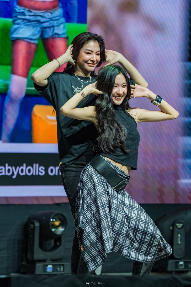 WEED_ENT's tweet photo. ฮ็อบไม่ไหว! "ฝ้าย-อะตอม" แจกความฟินไม่กั๊กมัดใจอินเตอร์แฟน ในงาน FAYEATOM 1ST FAN MEETING 'CALL ME BOSS' IN MANILA

#FayeAtom1stFMinManila
#FayeAtom #FayePeraya #AtomPariya
#S9TConcert #CDM #FabelEntertainment

ตอกย้ำกระแสความนิยมที่พุ่งทะยานอย่างไม่หยุดยั้งทั้งในไทยและต่างประเทศ สำหรับสองสาวคู่จิ้นสุดฮอตชาวไทย "ฝ้าย-พีรญา มะลิซ้อน" และ "อะตอม-ปริยะ ปิยะพันธ์โอภาส" จากซีรีส์ "BROKEN (Of) LOVE หัวใจช้ำรัก" ล่าสุดผู้จัดคอนเสิร์ตและแฟนมีตติ้งชั้นนำของเมืองไทย S9T Concert ร่วมกับค่าย Fabel Entertainment แท็กทีมจัดงาน "FAYEATOM 1ST FAN MEETING ‘CALL ME BOSS’ IN MANILA" ณ SAMSUNG HALL ประเทศฟิลิปปินส์ โดยมีแฟน ๆ ชาวฟิลิปปินส์ยกทัพมาให้กำลังใจกันอย่างล้นหลามจนแน่นฮอลล์

 บรรยากาศภายในงานเต็มไปด้วยพลังความสนุกและเสียงเชียร์จากแฟน ๆ และทันทีที่สองสาวปรากฏตัวบนเวทีในฮอลล์ก็สะเทือนไปด้วยเสียงกรี๊ดดังกระหึ่มต้อนรับ โดย "ฝ้าย-อะตอม" เริ่มต้นความฟินด้วยเพลงความหมายซึ้ง ๆ อย่าง "ตลอดไปเป็นเรื่องจริง (By Your Side)" ต่อด้วยช่วงเวลาสุดพิเศษที่ให้สองสาวพูดคุยกับแฟน ๆ อย่างเป็นกันเอง จากนั้นสนุกกันต่อด้วยกิจกรรมท้าประลองความรู้ใจใน TALK ACTIVITY: BOSS BATTLE ก่อนจะเรียกเสียงฮือฮาต่อเนื่องในเกม Boss Me Around และ Deadline Rush ในช่วงเวลานี้ทั้งคู่เผยความเป็นธรรมชาติและเคมีที่เข้ากันแบบไม่กั๊กจนเหล่าอินเตอร์แฟนเก็บอาการฮ็อบแทบไม่ไหว

 และช่วงเวลาแห่งความซาบซึ้งก็มาถึง เมื่อเหล่าอินเตอร์แฟนฟิลิปปินส์ได้รวมพลังจัดทำคลิปวิดีโอ Fan Project ส่งต่อความรักจากหัวใจ มอบเป็นของขวัญชิ้นพิเศษที่สร้างความสุขให้ "ฝ้าย-อะตอม" จนกลายเป็นอีกหนึ่งภาพความทรงจำที่งดงามและตราตรึงใจของทุกคน

ในช่วงท้ายของงานก่อนที่จะต้องโบกมือลากัน "ฝ้าย-อะตอม" ได้ถ่ายทอดความรู้สึกผ่านบทเพลงความหมายดี ๆ อย่าง "Would You Be Mine?" และเพลง "หรือเป็นเธอ (Is It You)" เพื่อแทนคำขอบคุณ ก่อนจะปิดฉากงานแฟนมีตกับกิจกรรมสุดใกล้ชิดกับกิจกรรม Hi Bye และ Hi-Touch ส่งแฟน ๆ กลับบ้านด้วยรอยยิ้มและความประทับใจ

 แฟน ๆ สามารถติดตามข่าวสารกิจกรรม และข้อมูลต่าง ๆ เพิ่มเติมได้ที่ Facebook : S9T Concert / X : @S9TConcert และ IG : @s9tconcert
