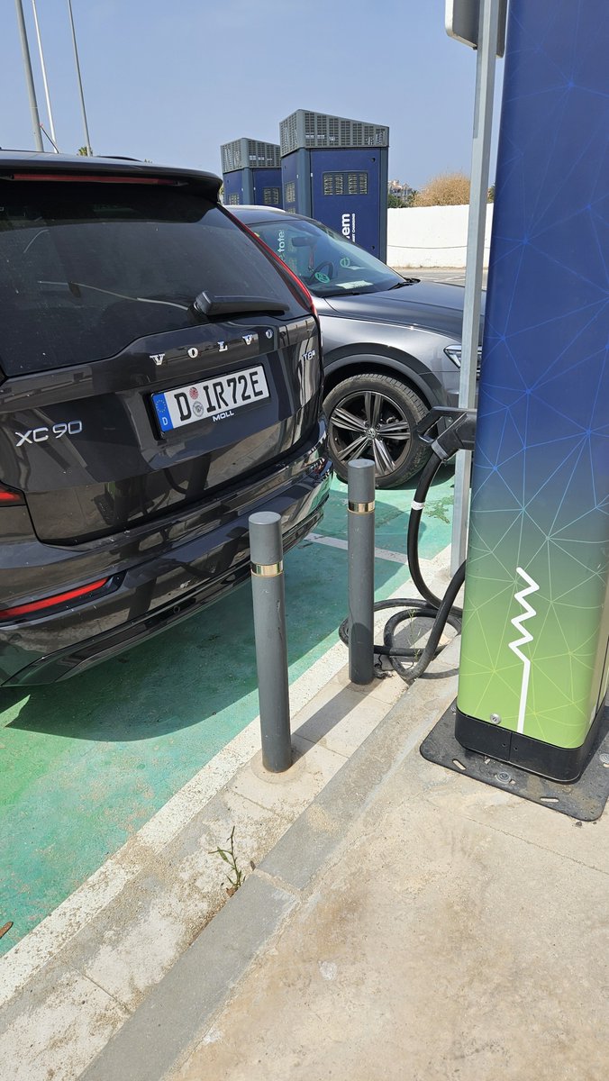 Gerard_Otero76's tweet photo. Esto es el respeto que tienen algunas personas por las plazas de carga eléctrica de @eTotem3 en el puerto de Premià de Mar. 🤦‍♀️🤦‍♂️ Viendo cómo se respetan las plazas PMR, se puede pedir poco al cerebro de algunos. 🧠🤏 https://t.co/hrwOhLnr2m
