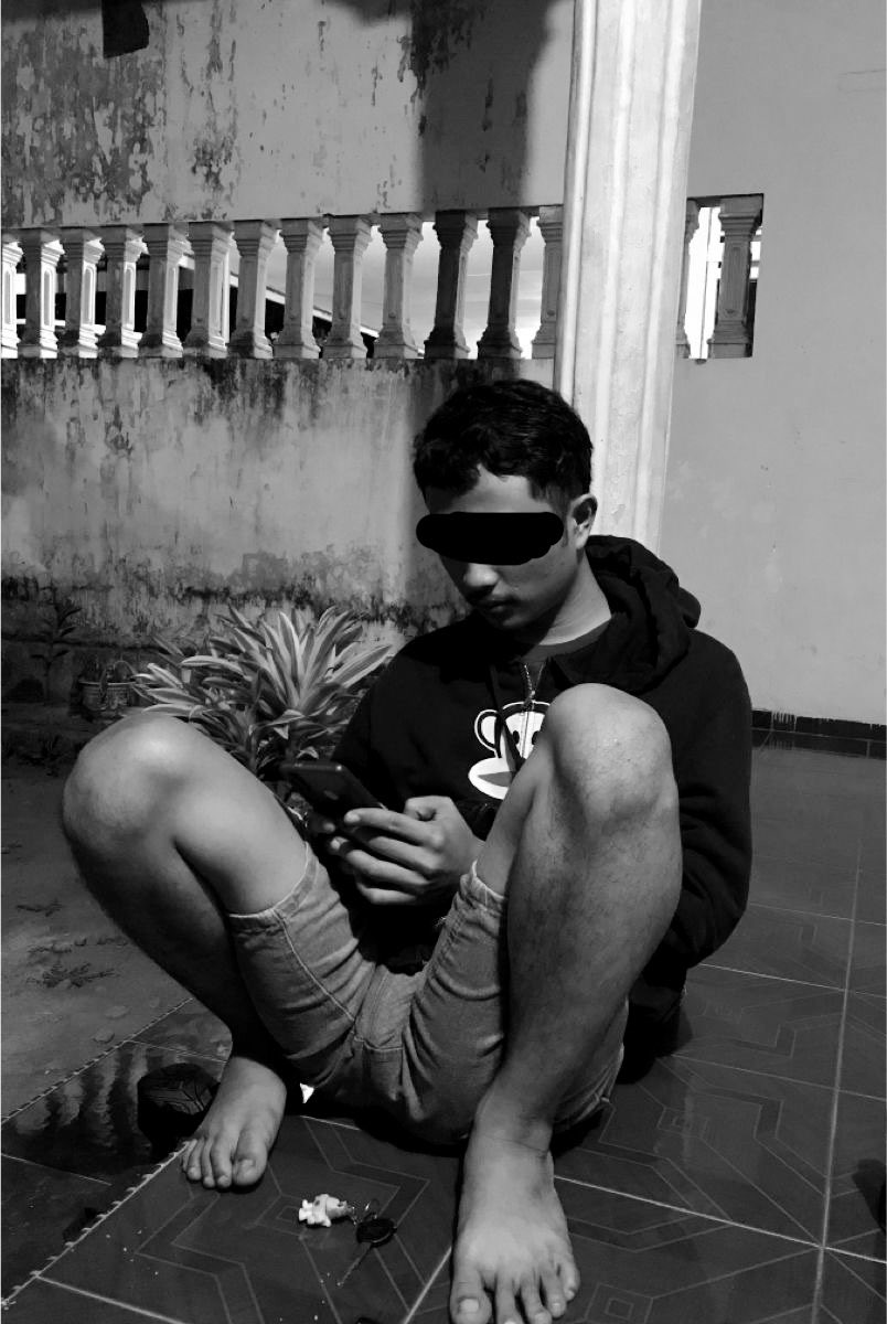 adlambrs's tweet photo. Nongkrong di teras kosan after work + nyebat + ngalor ngidul ama tetangga kos https://t.co/1UmjNGOGoo