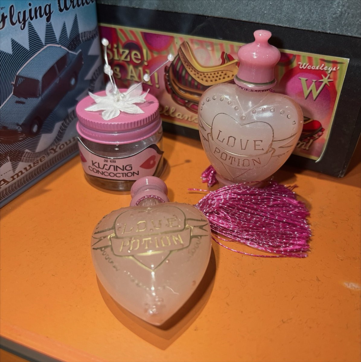 ututu_v_2's tweet photo. ラブポーション、色んな色味のグッズが出ててどれが真のラブポか分からなくなっていると思いますがこれが映画にも出る真のラブポだそうです。色もこの色で土台は付けるような感じで、土台がないところころ転がってしまうそうです。1番手前が真のラブポの姿です。これは有益な情報を得ました https://t.co/gKBP4epVow