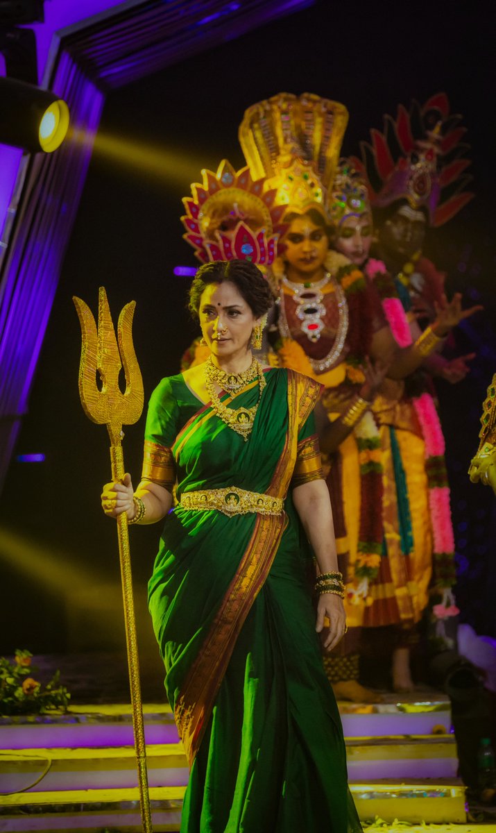SimranbaggaOffc's tweet photo. Beyond the lights, beyond the applause... just pure faith🙏

#DivineGrace #SoulfulPerformance #DanceJodiDance https://t.co/4pH9Jxbl50