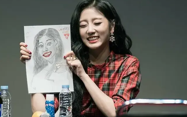 247blanc's tweet photo. 팬미팅 갑분싸 레전드

러블리즈 시절 정예인 캐리커쳐를
팬이 그려왔는데 그림이 ㅋㅋㅋㅋ

뭔가 열심히 그린것 같긴한데

그려온 성의 때문에 기쁘게 받아준듯 😱

캐리커쳐와 실사 어딘가의 
어중간한 불쾌한 골짜기 ㄷㄷ https://t.co/DaRCSXqkrv