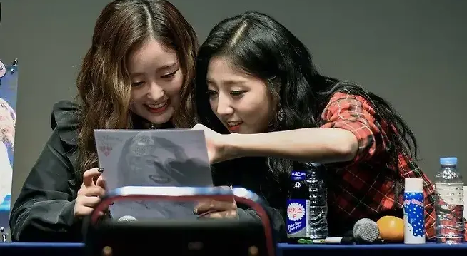 247blanc's tweet photo. 팬미팅 갑분싸 레전드

러블리즈 시절 정예인 캐리커쳐를
팬이 그려왔는데 그림이 ㅋㅋㅋㅋ

뭔가 열심히 그린것 같긴한데

그려온 성의 때문에 기쁘게 받아준듯 😱

캐리커쳐와 실사 어딘가의 
어중간한 불쾌한 골짜기 ㄷㄷ https://t.co/DaRCSXqkrv