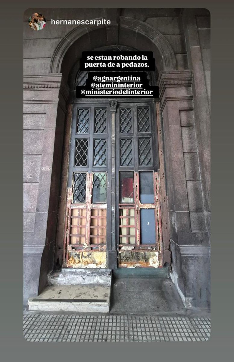 somoscorta's tweet photo. En redes sociales, usuarios denunciaron que la puerta de entrada al organismo en la avenida Leandro N. Alem fue vandalizada.

https://t.co/UgSv4IW2UV https://t.co/0by9ZGHo6B
