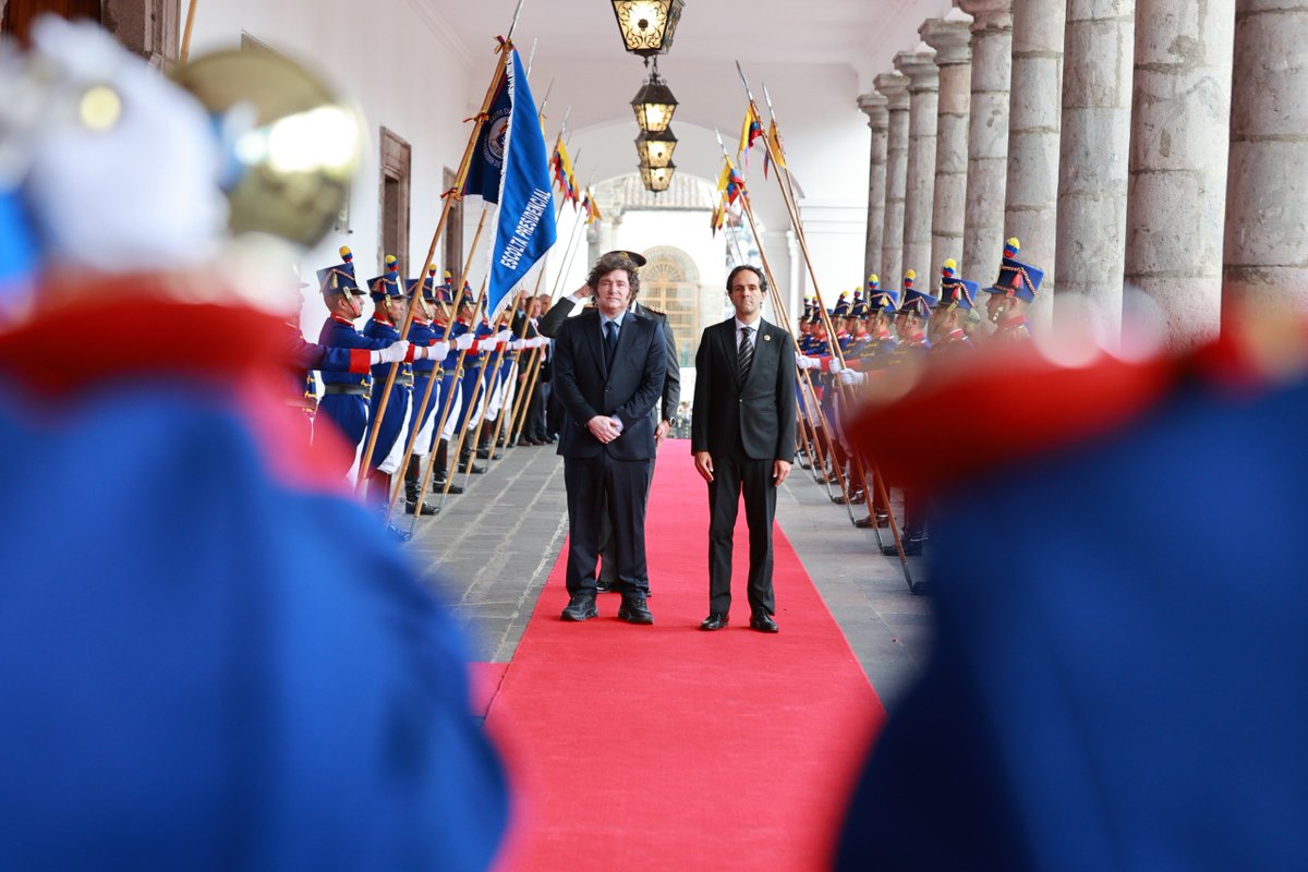 Presidencia_Ec's tweet photo. El presidente @DanielNoboaOk recibió a su homólogo argentino, Javier Milei, @JMilei. Con este encuentro inicia la agenda oficial entre ambos mandatarios y sus delegaciones, para fortalecer la cooperación bilateral e impulsar una relación estratégica en beneficio de Ecuador y Argentina. 🇪🇨🤝🇦🇷