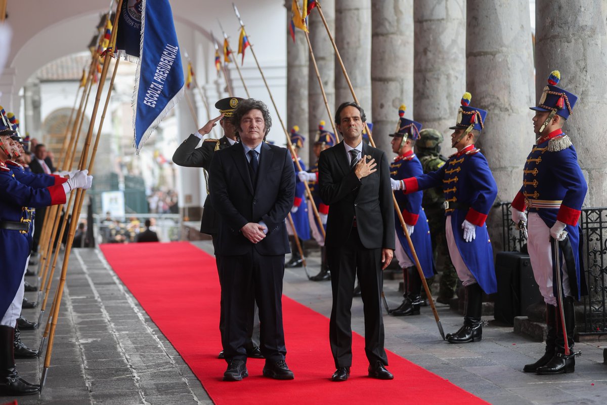 Presidencia_Ec's tweet photo. El presidente @DanielNoboaOk recibió a su homólogo argentino, Javier Milei, @JMilei. Con este encuentro inicia la agenda oficial entre ambos mandatarios y sus delegaciones, para fortalecer la cooperación bilateral e impulsar una relación estratégica en beneficio de Ecuador y Argentina. 🇪🇨🤝🇦🇷