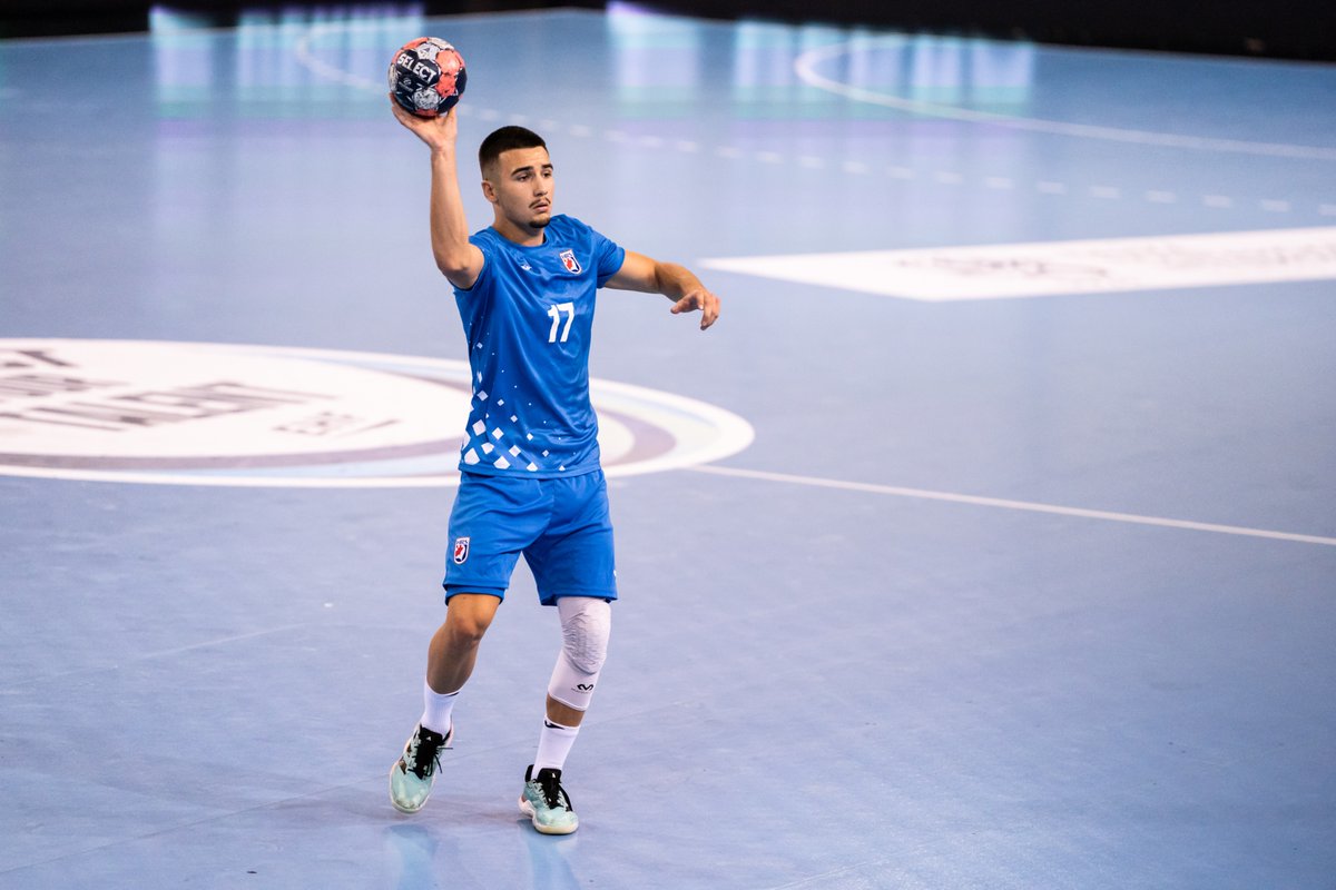 HRS_CHF's tweet photo. 🇭🇷 | 𝐌𝐥𝐚đ𝐢 𝐣𝐮𝐧𝐢𝐨𝐫𝐢 |

Naši mlađi juniori zaustavljeni su u četvrtfinalu. Danska je slavila 38:30, no naši dečki nastavljaju borbu za poredak od 5. do 8. mjesta.

Sutra slijedi dvoboj s Mađarskom. Satnicu saznajemo večeras.

Idemo dalje, dečki! 💪❤️

#crohandball https://t.co/oAfIx0aa8Y