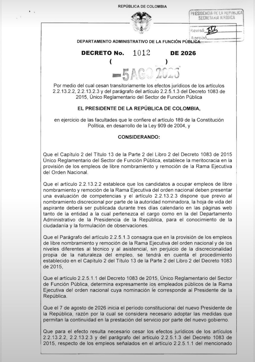 Melquisedec70's tweet photo. Atentos, ojo con este decreto que, de un lado, facilita que el presidente Abelardo del Espriella desde mañana pueda nombrar a sus primeros funcionarios sin los largos trámites previos que ordena la ley. 

Pero también le facilita al gobierno que se va, que deje amarrados otros funcionarios desde ayer y hasta mañana. Tiene veneno el decreto.