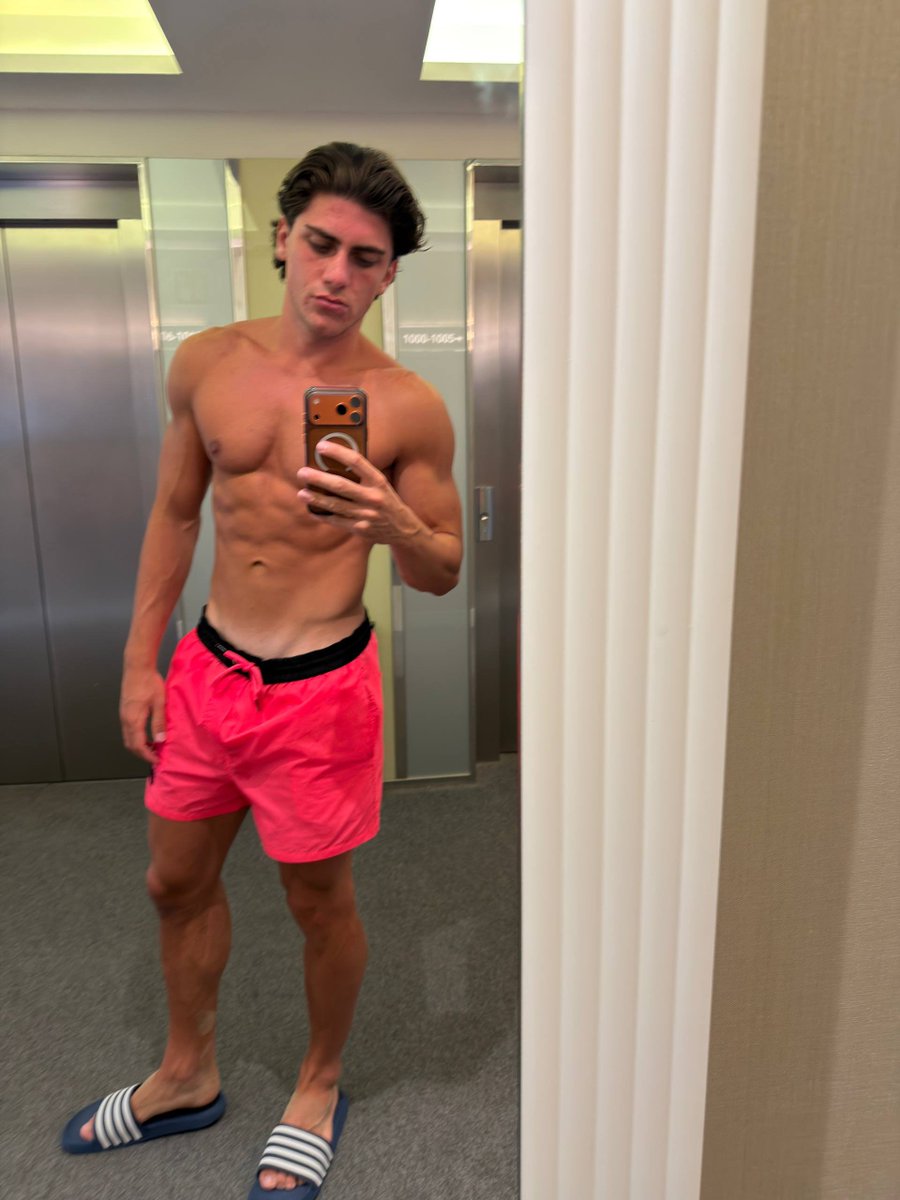ferranmilesm's tweet photo. How do the shorts look on me https://t.co/dbsMjRmKQQ
