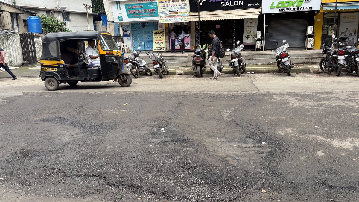 N23PRASAD's tweet photo. @mybmcWardPN @mybmc 
माननीय @mybmcWardPN रस्ता बनऊन फक्त २ महिने झाले असून आता सध्या परिस्थिती ही अशी आहे तर कृपया करून आपण लवकरात लवकर याची दखल घ्यावी ही विनंती.
पत्ता- पन्नालाल घोष मार्ग, राजन पाडा समोर मालाड पच्छिम.

आपला 
शाखा सचिव 
महाराष्ट्र नवनिर्माण सेना -४७
प्रसाद नलावडे https://t.co/6Dz4RtKwCb