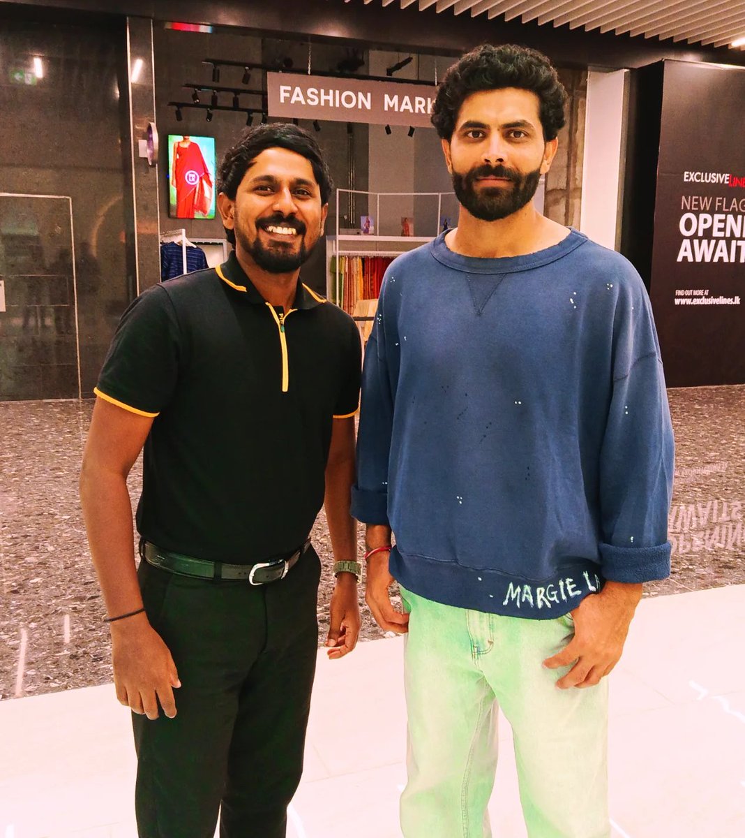 Cricket_live247's tweet photo. Ravindra Jadeja with a fan at Team India's hotel in Colombo. ❤️ https://t.co/QWSjIsJyYT