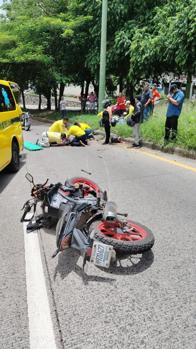 radar_sv's tweet photo. ⚠️Precicion se reporta accidente sobre la Troncal del Norte kilómetro 4 1/2 Cuidad Delgado #SanSalvador 
👉🏻Ojo que el paso puede estar complicado #TraficoSV https://t.co/RrQxKnMQyi