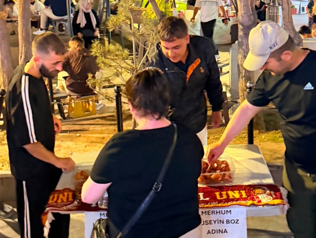uaunivyy's tweet photo. Marmara bölge sorumlusu Veysel Boz’un kıymetli kardeşi Hüseyin Boz’un sene-i devriyesi dolayısıyla hayır lokması dağıttık.

#ultrAslanUNI
#DoğuAnadoluBölge https://t.co/XgXfvLSn8d