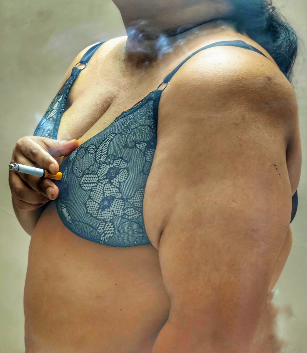 soothusundarii's tweet photo. My favourite pic 

Cigarette adikura sigamae thaani 
That too being a mom 
Getting relaxed after a cigarette 

Kolaintha poraintha aporam kuda yaaru la drinks cigarette adipinga https://t.co/QjColoqdbQ