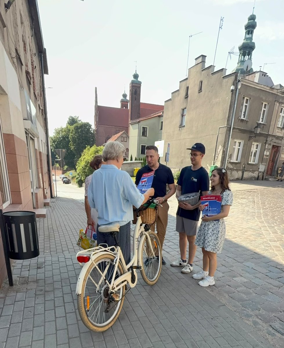 krzysztofbrejza's tweet photo. Dziś #AkcjaEuropa czyli rozmowy n ulicach sołectw i miast kujawsko-pomorskiego kończymy akcją w Chełmży. Informatory nt. inwestycji KPO przekazane, mnóstwo ważnych rozmów face to face, za wszystkie dziękujemy❤️
#PolitykaWielkaRozmowa #BrejzaTeam @KazmierczakPP @KruszkaOfficial https://t.co/JD61lKhPUu