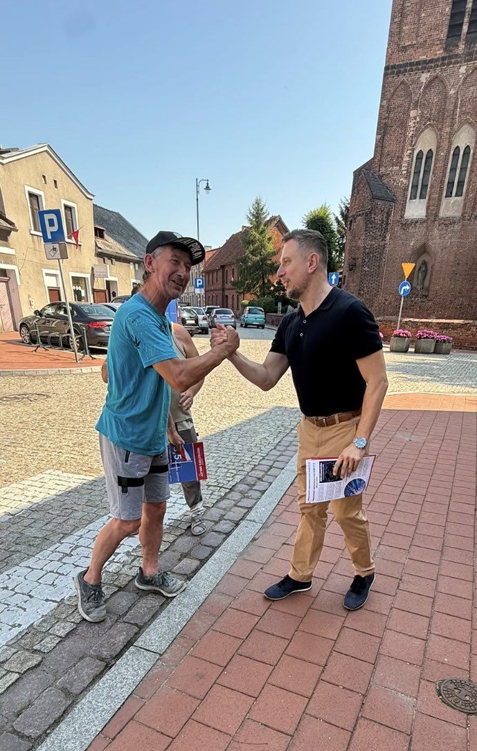 krzysztofbrejza's tweet photo. Dziś #AkcjaEuropa czyli rozmowy n ulicach sołectw i miast kujawsko-pomorskiego kończymy akcją w Chełmży. Informatory nt. inwestycji KPO przekazane, mnóstwo ważnych rozmów face to face, za wszystkie dziękujemy❤️
#PolitykaWielkaRozmowa #BrejzaTeam @KazmierczakPP @KruszkaOfficial https://t.co/JD61lKhPUu