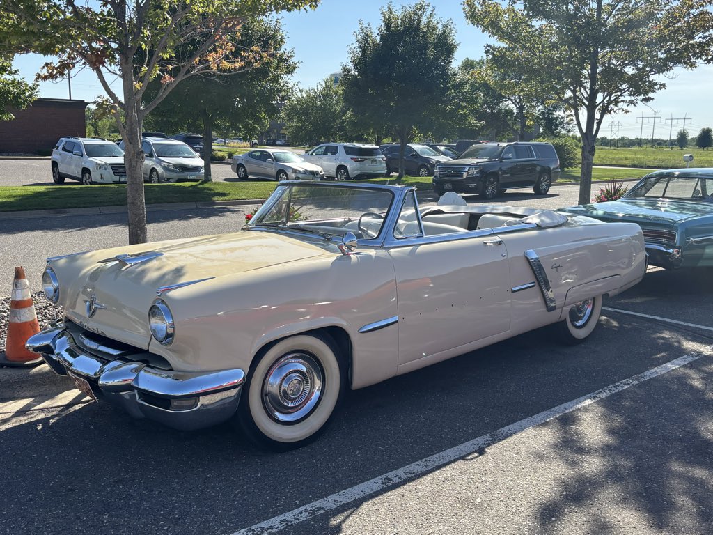 krwc1360's tweet photo. Some of the many classic and collector cars that joined us at Culver’s Cruise Night in Monticello - thanks for stopping by! 

#CulversCruiseNight #KRWCRoadShow https://t.co/cbqCCAQSa6