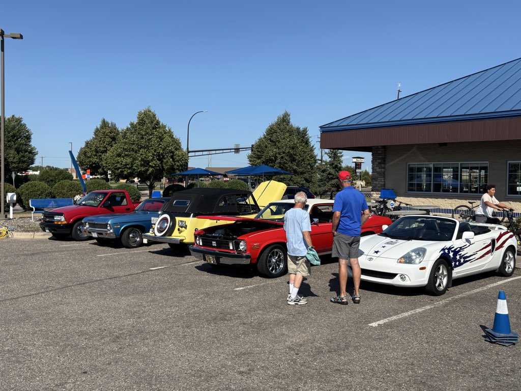 krwc1360's tweet photo. Some of the many classic and collector cars that joined us at Culver’s Cruise Night in Monticello - thanks for stopping by! 

#CulversCruiseNight #KRWCRoadShow https://t.co/cbqCCAQSa6