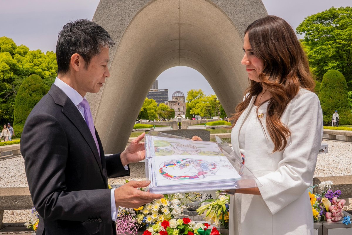LibiaDennise's tweet photo. Hoy se cumplen 81 años de un momento que marcó para siempre la historia de la humanidad, la caída de la bomba atómica sobre @Hiroshima_pref. 🇯🇵🕊️

Con profundo respeto, desde Guanajuato honramos la memoria de las víctimas y reconocemos la grandeza de un pueblo que, ante el dolor, eligió reconstruir, sanar y convertirse en un referente mundial de paz.

En mi visita a Hiroshima en 2025 pude sentir la fuerza de su historia y confirmar los lazos de amistad y hermandad que unen a Japón y Guanajuato. 🇲🇽🤝🇯🇵

Que la memoria nos recuerde siempre que la paz se construye con respeto, diálogo y esperanza.