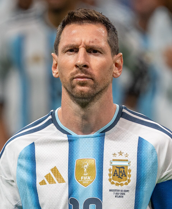 Roobet's tweet photo. Would you bet on Messi attending Ronaldo's wedding? 

One Roobet trader just put $550 on it for a shot at $10,182.66 https://t.co/iMUL5GzMT8