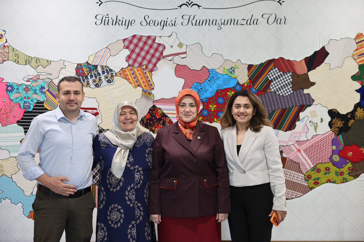 tugbaisikercan's tweet photo. 📍AK Parti Genel Merkez

Kadın Liderlik Akademisi Münazara Kulubü Gösteri Maçında birinci olan takım üyesi Sn. Ayşegül Gündüz ve ailesine nazik ziyareti için teşekkür ederim. https://t.co/3bPCwgmSDS