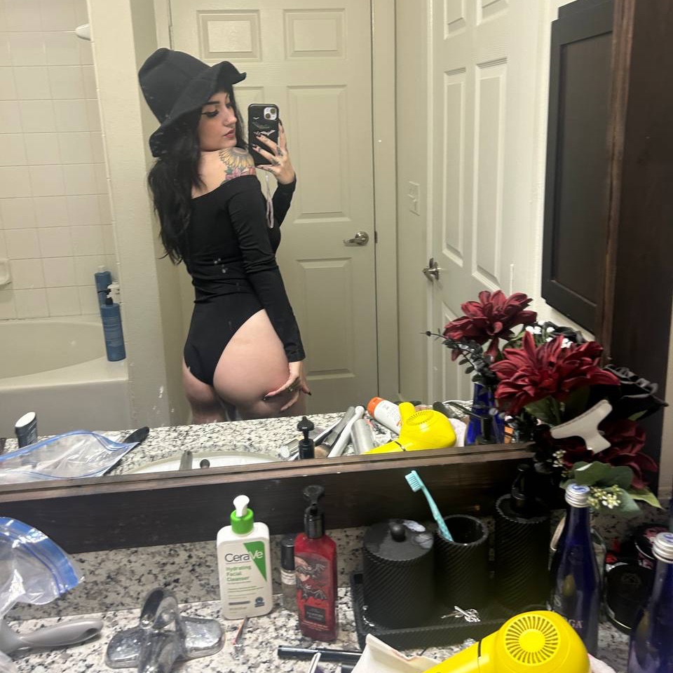 strawbsirenn's tweet photo. spooky butt 🤭🖤🎃 https://t.co/3k8rCLNwR0