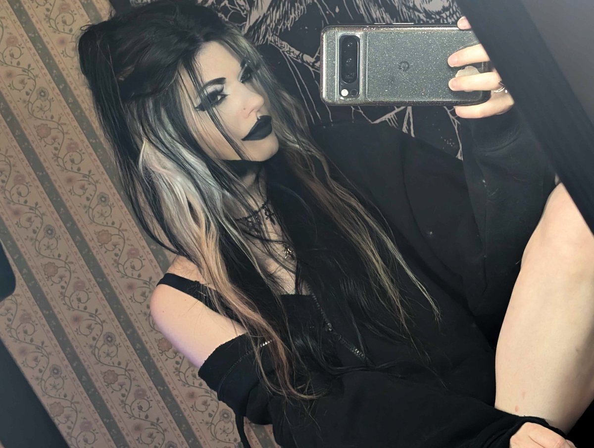 xgodezx's tweet photo. It's been awhile hello ^_^ 

#goth #gothic #model #weeb #anime #gamer #streamer https://t.co/QrpxDhRV6B