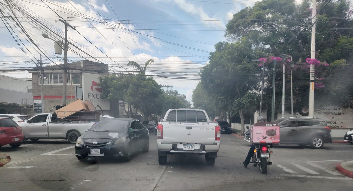 EmilioEspa82's tweet photo. @muniguate @pmtmuniguate @amilcarmontejo Los cambios q  realizaron en zona 9 por trabajos del aerometro han generado CAOS VIAL, URGEN agentes q regulen la 1era. Avenida, 10ma. Y 11 Calle en ambas esquinas, Y analicen cambio d sentido d vía en 3ra. Avenida y q salga hacia obelisco https://t.co/vM3PVRr4Hc