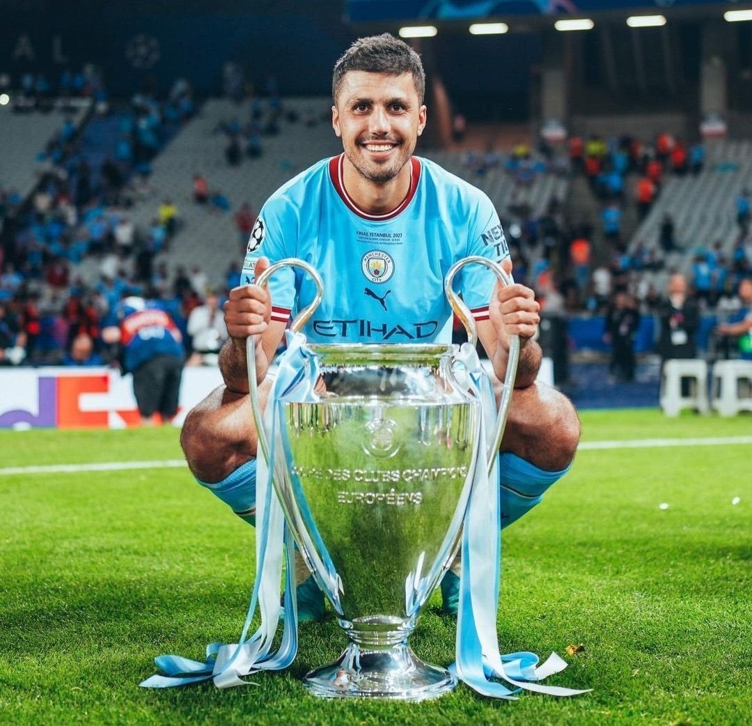 futtmais's tweet photo. A situação entre Rodri e Real Madrid foi bizarra:

- Rodri queria jogar no Real Madrid
- Real Madrid demorou para avançar na negociação
- Florentino Pérez autorizou a investida
- O clube chegou a um acordo com Rodri
- Depois, tentou reduzir o valor pedido pelo Manchester City.
- A negociação se arrastou, e Rodri perdeu a paciência
- Barcelona entrou na disputa
- Rodri avisa ao Real Madrid que prefere o Barcelona
- Real Madrid aceitou a decisão e encerrou as conversas