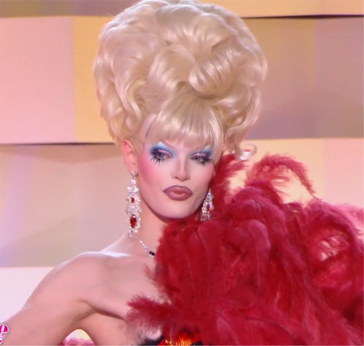 KINA2_2's tweet photo. Call me delulu idc but Fluffy shouldn’t have been bottom 2 her verse was great and her runway was incredible. She was the best of her group this week and while someone else (that i love) was a mess this week runway and challenge I AM SO MADDDDDDDDD NICKY DOLLLLL
#DragRaceFrance https://t.co/FXthHMJBeo