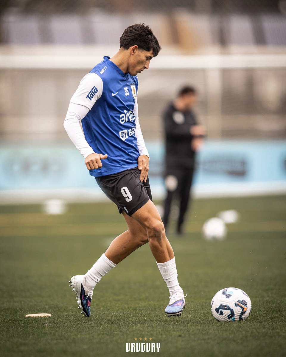 Uruguay's tweet photo. Forlán ya trabaja con la 𝘀𝘂𝗯-𝟮𝟬 ☑️ https://t.co/oHBGVwJLcP