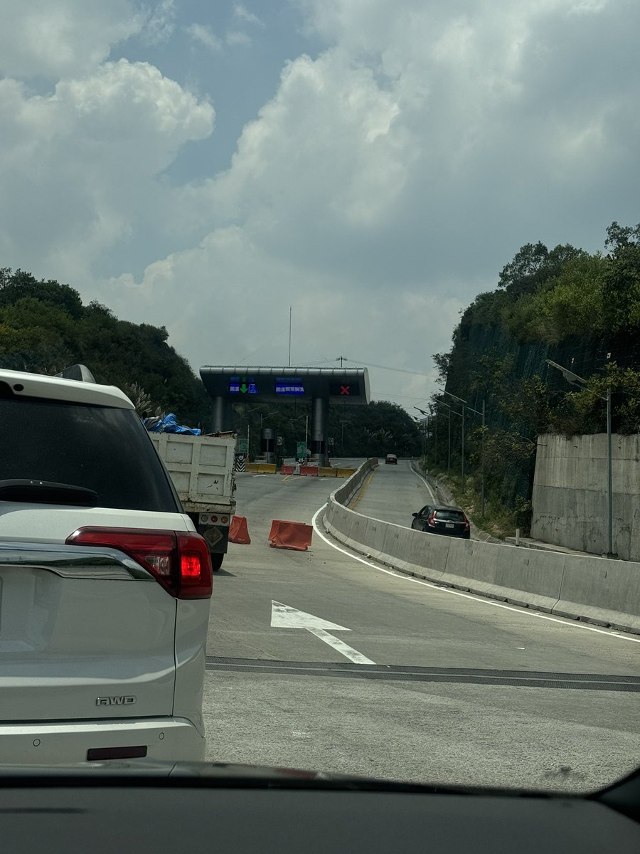 isaiasriv's tweet photo. Y así todos los días con @CAPUFE @MovilidadEnv que pasa con sus casetas? Sus autopistas?? Se entienden fallas en la operación, pero siempre? O es negligencia… 
#México https://t.co/bHohjoxRDA