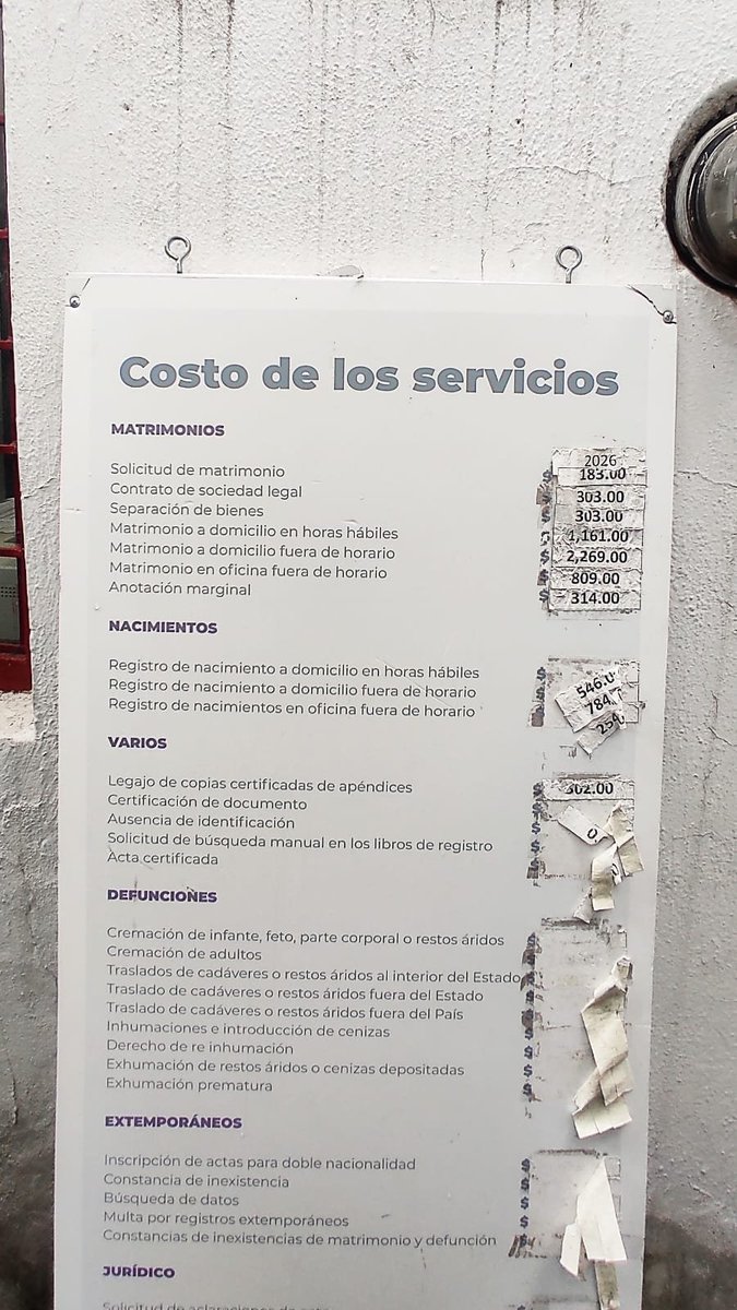 Lexeemia's tweet photo. @GuadalajaraGob fui al Registro Civil 13 y trataron de robarme $400, cobrándome más por 2 documentos y solicitando mi pago en efectivo y sin entregarme recibo. 
Encaré a la cajera y la funcionaria que tomó mis datos y tuvieron que registrar mi servicio. A ti también te roban GDL https://t.co/RB7zWn7MEs