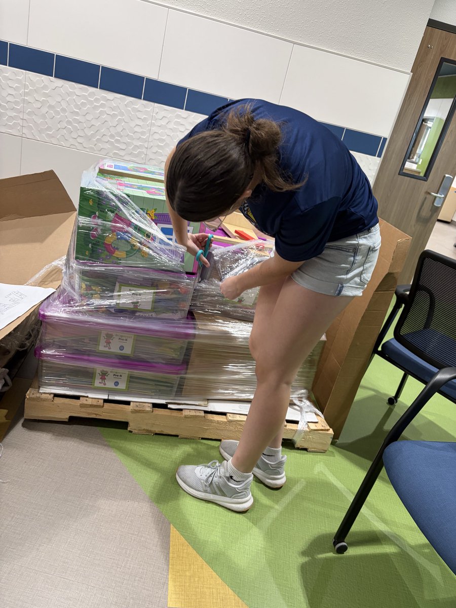 GlennHSSoftball's tweet photo. 🐻Love seeing some of our Grizzlies helping out one of the feeder pattern elementary schools move into campus this morning! Servant leadership starts off the field-great job ladies! 🥎 #3P #WTD #ALLIN https://t.co/7c8eVyQUp7
