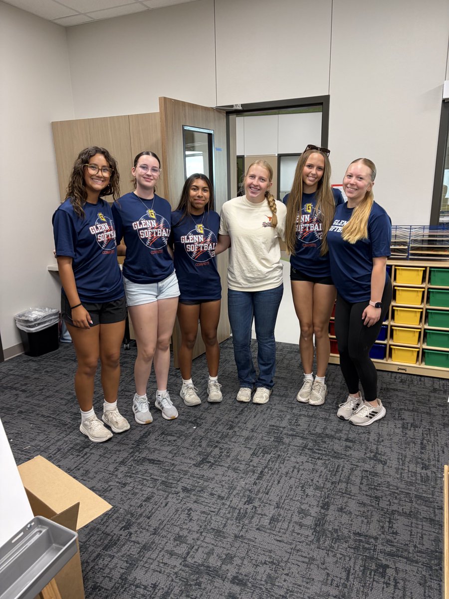 GlennHSSoftball's tweet photo. 🐻Love seeing some of our Grizzlies helping out one of the feeder pattern elementary schools move into campus this morning! Servant leadership starts off the field-great job ladies! 🥎 #3P #WTD #ALLIN https://t.co/7c8eVyQUp7